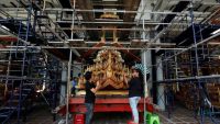 عربة مذهبة لنقل رفات ملك تايلاند
