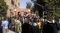 احتجاجات في هيئة مستشفى الثورة بصنعاء والمنصور يستعين بمسلحين حوثيين ونساء لفض الاعتصامات (فيديو)