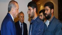 أردوغان يستقبل والد "توأمي الكيماوي".. وصل إلى تركيا بعد فقدانه العشرات من أقاربه وأصدقائه في #خان_شيخون