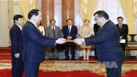 الرئيس الفيتنامي يتسلّم أوراق اعتماد سفير اليمن عادل باحميد
