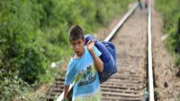 مأساة اللاجئ الصغير.. المصير الغامض لأطفال المهاجرين العرب مع الأسر البديلة في بريطانيا