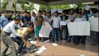 طلاب يمنيون يستنكرون قرار الحكومة بوقف الابتعاث