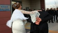 عروس تركية تقود زوجها إلى العرس "مقيد اليدين" (صور)