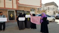 عدن.. أوائل الثانوية العامة ينفذون وقفة احتجاجية للمطالبة باعتماد المنح الدراسية (صور)