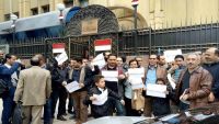 طلاب اليمن بمصر يحملون السفير "مارم" مسؤولية تعطيل دراستهم بسبب احتجازه للرسوم الدراسية (صور)