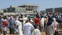 عدن .. مئات المواطنين يشيعون جثمان إمام مسجد العادل في المنصورة