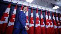 رئيس وزراء كندا يدافع عن مشروع خط أنابيب نفط مثير للجدل