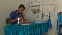 طالب يمني يصنع أجهزة كهربائية من الكرتون
