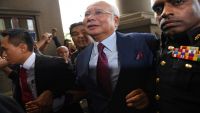 القضاء الماليزي يوجه تهمة الفساد الى رئيس الوزراء السابق نجيب رزاق