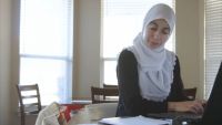 طرد أمريكية مسلمة من عملها لرفضها التعهد بعدم مقاطعة إسرائيل