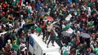 الجزائر.. حشود غفيرة في الجمعة الخامسة للحراك رغم البرد والمطر