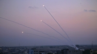 صاروخ من غزة بسماء عسقلان وحالة رعب تسود المدينة (شاهد)