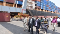 وزير النقل يطلع على سير العمل في ميناء الحاويات