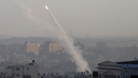 إطلاق صواريخ من غزة.. وقلق إسرائيلي من إعادة حماس تسليح نفسها
