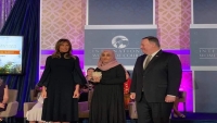 "بومبيو" يكرم اليمنية "ياسمين القاضي" لفوزها بجائزة المرأة الدولية للشجاعة