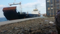 سفينة إماراتية تدخل ميناء سقطرى بطريقة مخالفة وتفرغ معدات عسكرية وأجهزة اتصالات