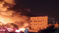 الدفاع المدني يخمد حريقا في محل مفروشات جنوبي صنعاء