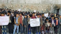 تعز.. وقفة احتجاجية لطلاب مدرسة الثورة بسامع للمطالبة بتوفير كراسي