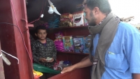 قُتل والده بالحرب وانقطع راتبه.. طفل يمني في العاشرة يفتح محلا لهدايا العيد لإعالة أسرته