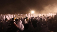 شاهد.. الآلاف يشيعون جثمان الناشطة الإماراتية آلاء الصديق بالدوحة