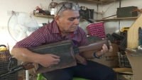 عزف بـ “الكلاشنكوف”.. مدرس عراقي يحول بندقية إلى آلة موسيقية فريدة (فيديو)