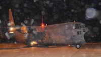 طائرة عسكرية سعودية تنقل 90 عالقا من سقطرى إلى المهرة