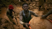 شعب جائع عائم على بحر ألماس.. كيف أفقر ملياردير إسرائيلي الكونغو؟