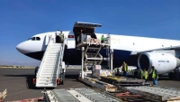 الصليب الأحمر تعلن وصول طائرة على متنها 26 طن من المساعدات الإنسانية إلى صنعاء