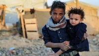 واشنطن بوست: في اليمن الجوع وسوء التغذية يقتلان الأطفال وأب أجبر على الاختيار بين ولديه المريضين