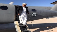 محافظ شبوة عوض الوزير يصل "عتق" عبر طائرة سعودية