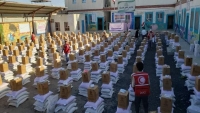 "الصليب الأحمر" تقدم لنحو 500 أسرة نازحة مساعدات غذائية في مأرب