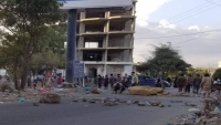 تعز.. مواطنون غاضبون يقطعون طريق رئيسي تنديدا بإختطاف طالبة من أسرة بيت "الحرق"