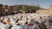 الصليب الأحمر توزع مساعدات لأكثر من أربعة آلاف نازح في إب