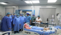 المحافظ البحسني ووفد صيني يزوران مركز طبي لأمراض وجراحة القلب بالمكلا