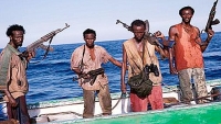 17 غواصا يمنيا محتجزين لدى قراصنة صوماليين يناشدون الحكومة بالتدخل لانقاذهم   
