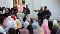 الآلاف من فلسطينيي الضفة يشدّون الرحال إلى "الأقصى"
