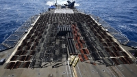 في طريقها للحوثيين.. البحرية الأمريكية تعلن اعتراض سفينة عليها أكثر من 50 طنا من الذخيرة في خليج عُمان