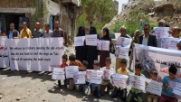 أدانت التجاهل الأممي.. وقفة احتجاجية في تعز تندد باستمرار حصار الحوثيين للمدينة