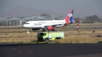 "اليمنية" تغادر مطار صنعاء وعلى متنها 180 مسافرا إلى عمان