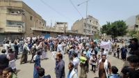 محتجون غاضبون يطالبون بسرعة فتح منافذ تعز المغلقة من قبل الحوثيين منذ سنوات