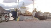 سفينة إماراتية تفرغ أسلحة وطائرات مسيرة في ميناء سقطرى
