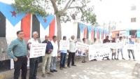 موظفو القطاعات النفطية ( 32 ، 43 ) بحضرموت ينظمون وقفة احتجاجية امام قصر "معاشيق" في عدن