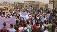 وقفة احتجاجية لطلاب وطالبات جامعة تعز للمطالبة بإيقاف الزيادة في الرسوم الجامعية
