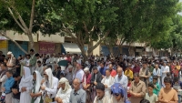 تعز.. محتجون يؤدون صلاة الجمعة في المدخل الشرقي والغربي للمدينة للمطالبة برفع الحصار