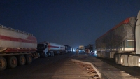 محتجون غاضبون يحتجزون عشرات الشاحنات تنديدا بانقطاع الكهرباء شرقي حضرموت