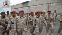 وزير الدفاع يتفقد المقاتلين في جبهة الكدحة ويشيد بدور أبناء تعز بمواجهة الحوثيين في وقت مبكر