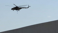 طائرة حربية تابعة للحوثيين تحلق في سماء صنعاء بالتزامن مع عرض عسكري
