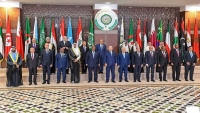 وقوف رئيس مجلس القيادة الرئاسي في الصف الثاني في صورة القمة العربية يثير سخط اليمنيين