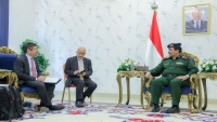 السفير الأمريكي يبحث مع وزيري الدفاع والداخلية تهديدات الحوثيين لخطوط الملاحة الدولية