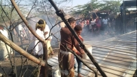 الحديدة.. حريق يلتهم عددا من خيام النازحين في إحدى المخيمات بالخوخة